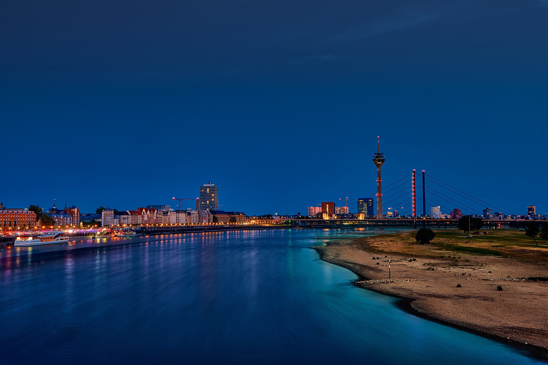 Skyline von Düsseldorf mit Rheinturm
